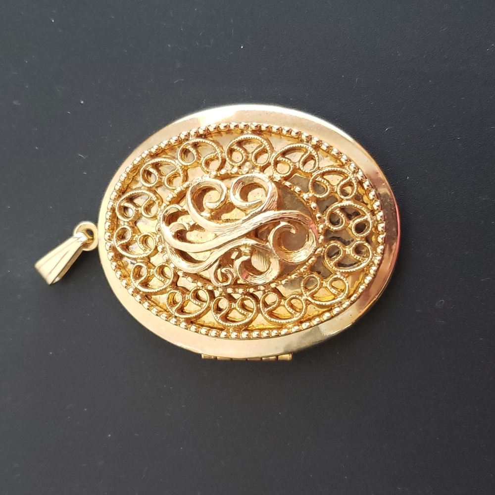Vintage Sarah Coventry locket